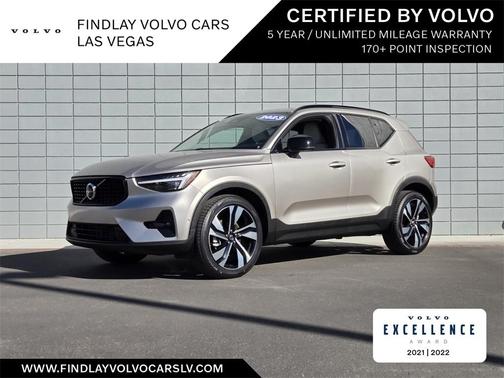 2023 Volvo XC40 B5 Ultimate Dark Theme