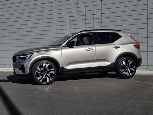 2023 Volvo XC40 B5 Ultimate Dark Theme
