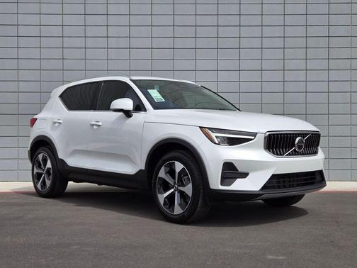 2025 Volvo XC40 B5 Core Bright Theme