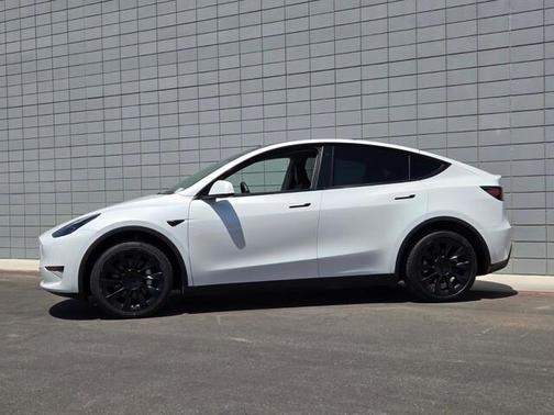 Pearl White Multi 2023 Tesla Model Y Long Range