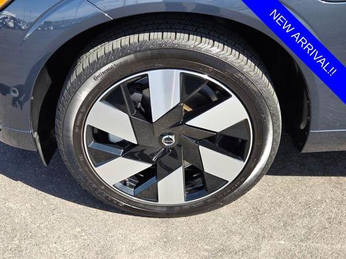 Denim Blue Metallic 2025 Volvo XC60 Plug-In Hybrid T8 Plus