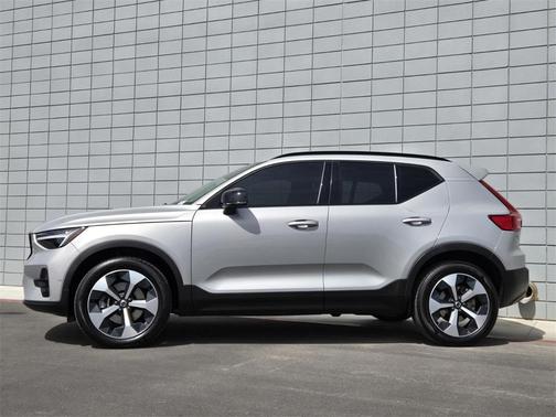 2025 Volvo XC40 B5 Plus Dark Theme