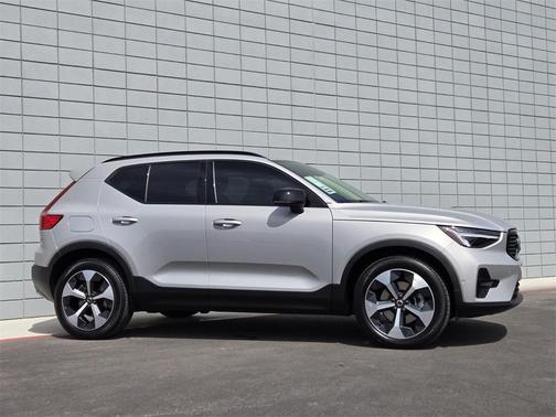 2025 Volvo XC40 B5 Plus Dark Theme