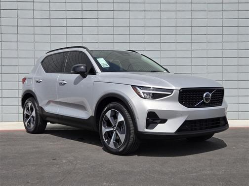 2025 Volvo XC40 B5 Plus Dark Theme