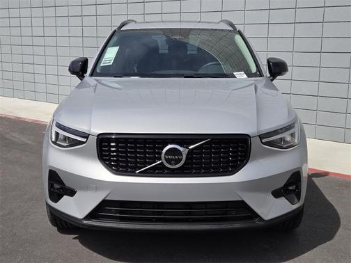 2025 Volvo XC40 B5 Plus Dark Theme