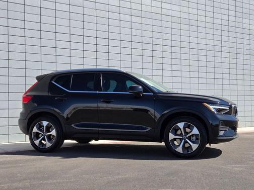 2025 Volvo XC40 B5 Core Bright Theme