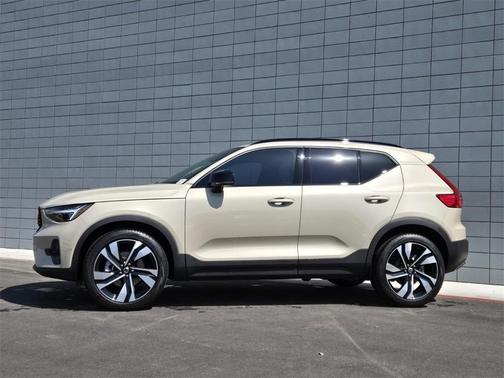 2025 Volvo XC40 B5 Ultra Dark Theme