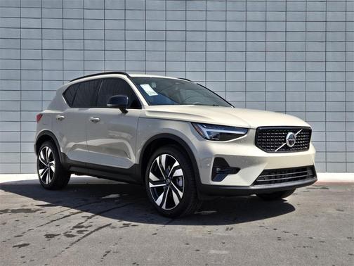 2025 Volvo XC40 B5 Ultra Dark Theme