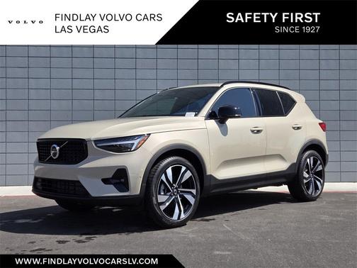 2025 Volvo XC40 B5 Ultra Dark Theme