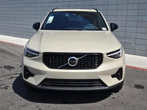 2025 Volvo XC40 B5 Ultra Dark Theme