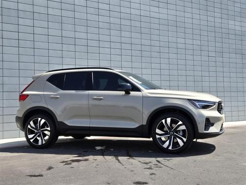 2025 Volvo XC40 B5 Ultra Dark Theme