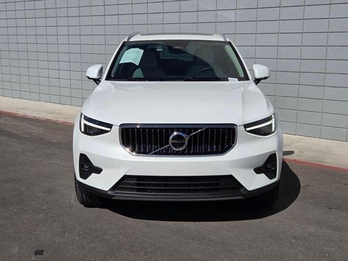 2025 Volvo XC40 B5 Ultra Bright Theme