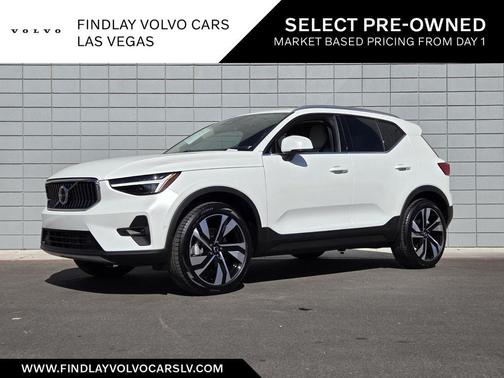 2025 Volvo XC40 B5 Ultra Bright Theme