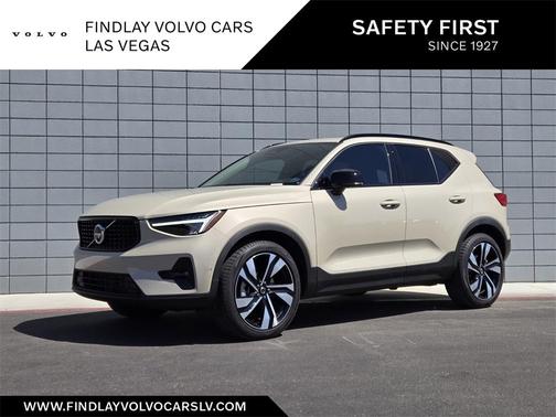 2025 Volvo XC40 B5 Plus Dark Theme