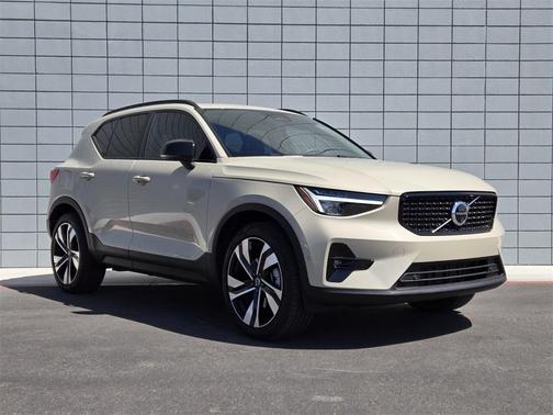 2025 Volvo XC40 B5 Plus Dark Theme