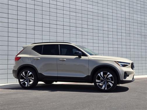 2025 Volvo XC40 B5 Plus Dark Theme