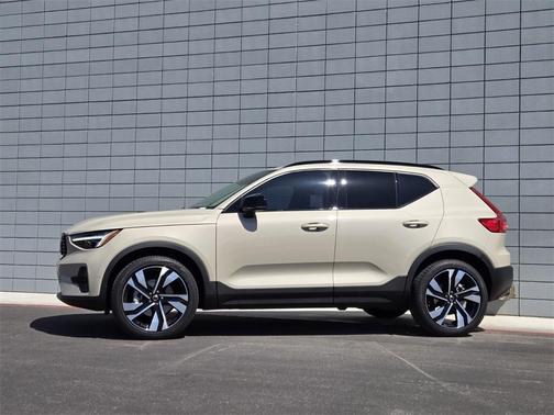 2025 Volvo XC40 B5 Plus Dark Theme