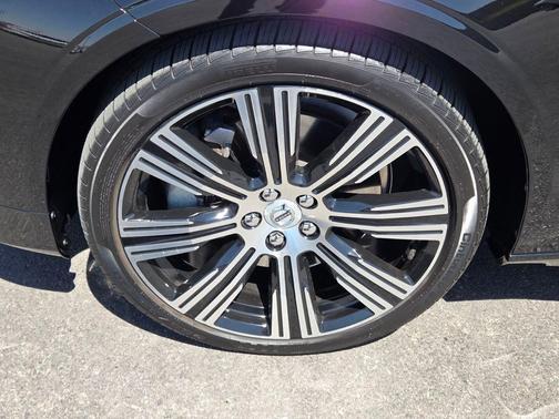Onyx Black Metallic 2023 Volvo S90 B6 Plus