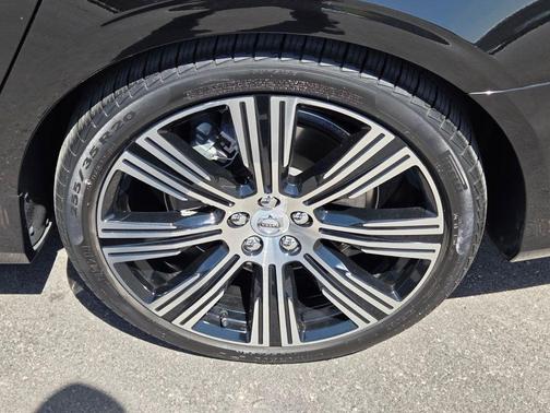 Onyx Black Metallic 2023 Volvo S90 B6 Plus