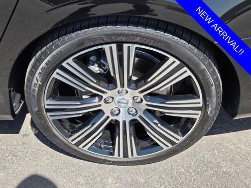 Onyx Black Metallic 2023 Volvo S90 B6 Plus