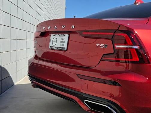 2021 Volvo S60 T5 Momentum