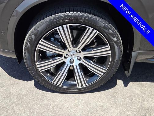 Platinum Gray Metallic 2024 Volvo XC90 Recharge Plug-In Hybrid T8 Ultimate Bright Theme 7-Seater