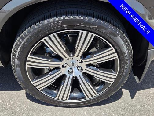 Platinum Gray Metallic 2024 Volvo XC90 Recharge Plug-In Hybrid T8 Ultimate Bright Theme 7-Seater