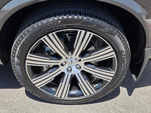 Platinum Gray Metallic 2024 Volvo XC90 Recharge Plug-In Hybrid T8 Ultimate Bright Theme 7-Seater