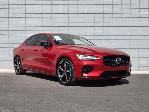 2024 Volvo S60 B5 Plus Dark Theme