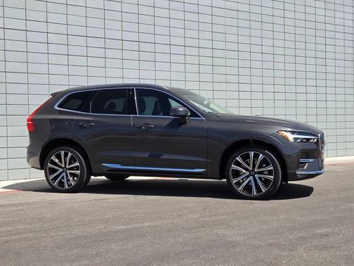 Platinum Gray Metallic 2023 Volvo XC60 B5 Ultimate Bright Theme