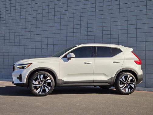 2025 Volvo XC40 B5 Plus Bright Theme
