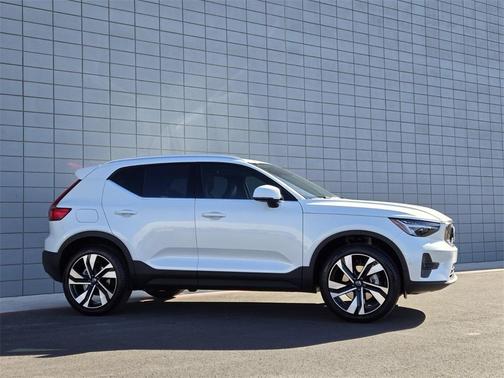 2025 Volvo XC40 B5 Plus Bright Theme