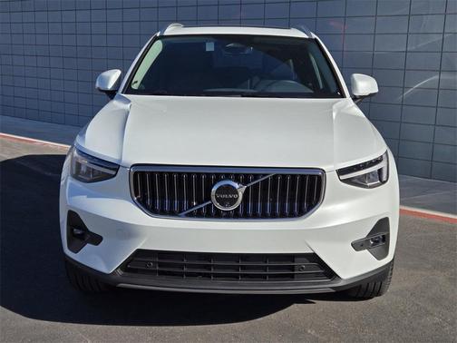 2025 Volvo XC40 B5 Plus Bright Theme