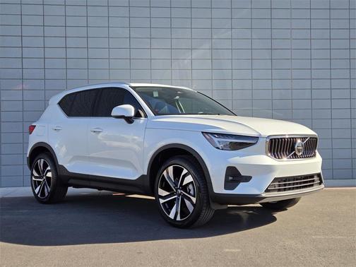 2025 Volvo XC40 B5 Plus Bright Theme