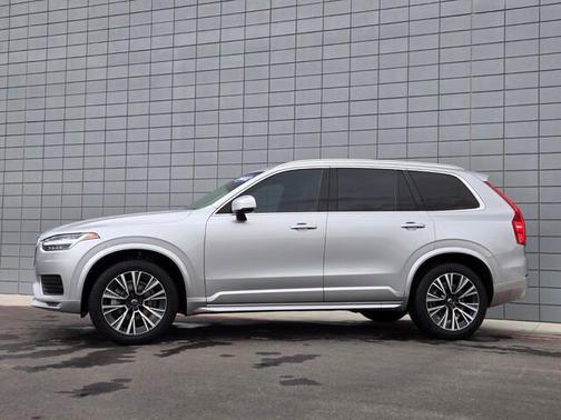 2022 Volvo XC90 T6 Momentum 7 Passenger