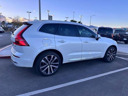 2023 Volvo XC60 B5 Ultimate Bright Theme