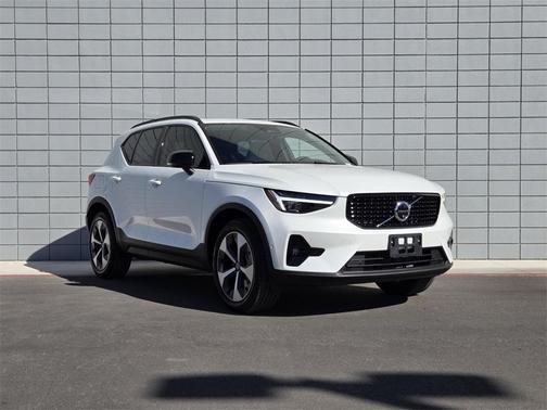 2026 Volvo XC40 B5 Plus