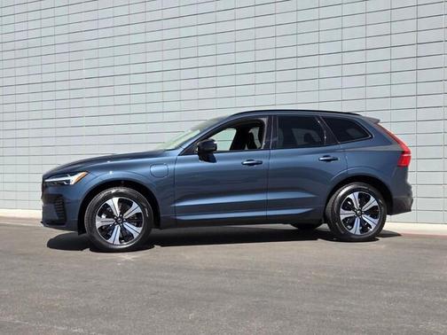 2024 Volvo XC60 Recharge Plug-In Hybrid T8 Core Dark Theme
