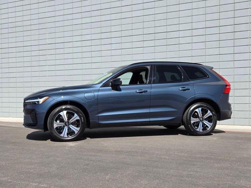 2024 Volvo XC60 Recharge Plug-In Hybrid T8 Core Dark Theme