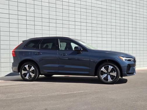 2024 Volvo XC60 Recharge Plug-In Hybrid T8 Core Dark Theme