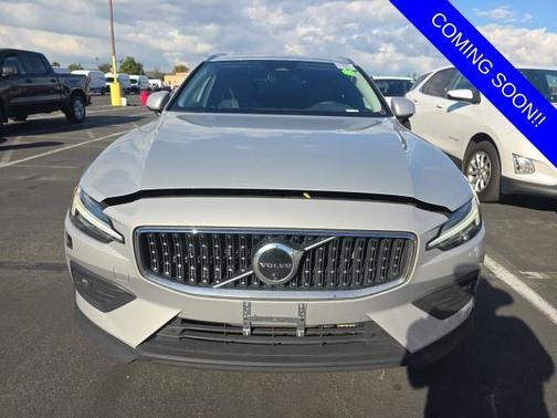 2025 Volvo V60 Cross Country B5 Plus