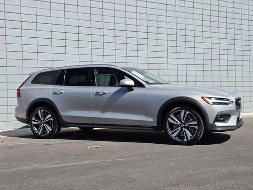 2025 Volvo V60 Cross Country B5 Plus