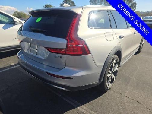 2025 Volvo V60 Cross Country B5 Plus