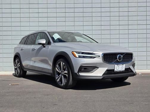 2025 Volvo V60 Cross Country B5 Plus