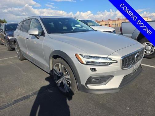 2025 Volvo V60 Cross Country B5 Plus