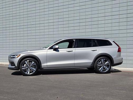 2025 Volvo V60 Cross Country B5 Plus