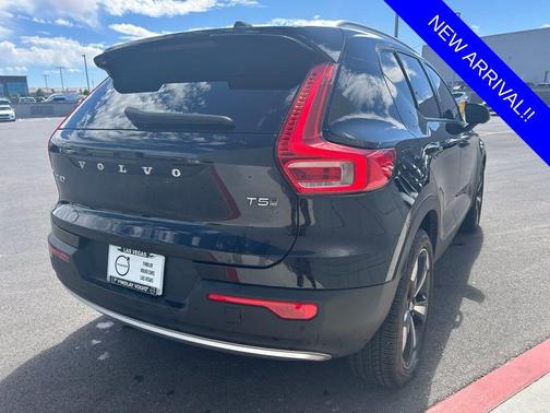 Blackstone 2021 Volvo XC40 T5 Momentum