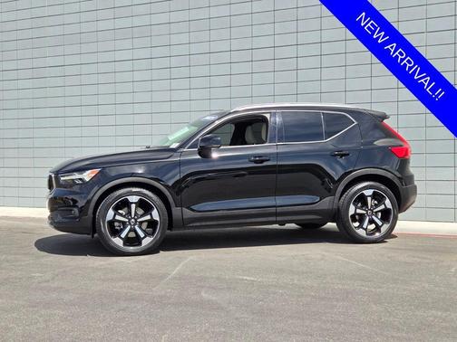 Blackstone 2021 Volvo XC40 T5 Momentum