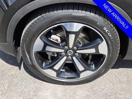 Blackstone 2021 Volvo XC40 T5 Momentum