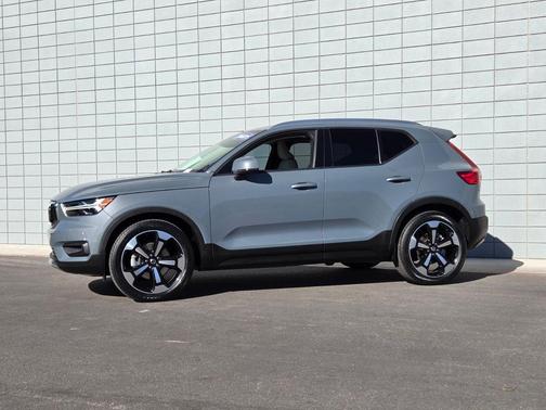 2021 Volvo XC40 T4 Momentum